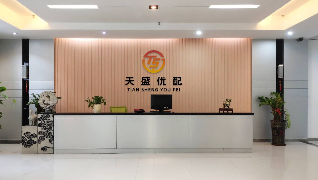 宝利配资 2米“干饭蛇”闯入鸡舍狂“炫”鸡蛋，被抓时已吃撑躺平......_村民_蛇蛇_眉锦